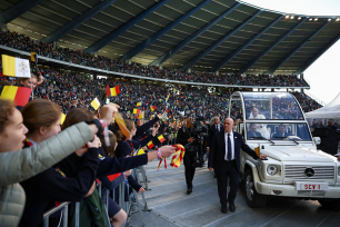 Pave Frans hilser på folkemengden når han ankommer for å delta i en hellig messe på King Baudouin Stadion i Brussel, Belgia, 29. september 2024. 