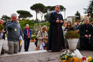 Biskop og troende ber rosenkransen utenfor Gemelli-sykehuset i Roma