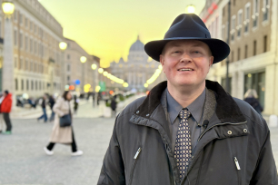 Sakristan Øyvind Justin Lone nederst i Via della Conciliazione, Roma. 