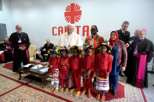 Pave Frans sammen med en gruppe barn på et Caritas-senter i Marokko