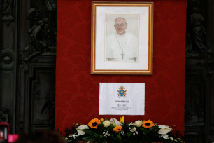 Pave Frans minnes med bilde og plakat i basilikaen Santa Maria Maggiore