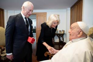 Pave Frans hilser på kong Charles III og dronning Camilla