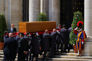 Pave Frans' kiste bæres inn i Santa Maria Maggiore