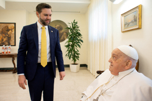 USAs visepresident J.D. Vance står og og hilser på pave Frans, som sitter i en stol
