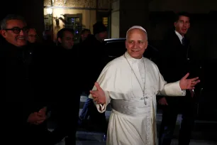 Pave Leo XIV hilser idet han forlater den pavelige residensen i Castel Gandolfo