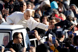 Pave Leo XIV hilser på et barn fra pavebilen på Petersplassen