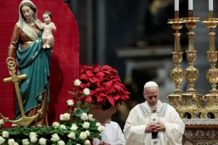 Pave Leo XIV feirer messe i Peterskirken ved en statue av Jomfru Maria