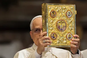 Pave Leo XIV holder en evangeliebok med forgyllet omslag