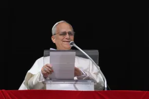 Pave Leo XIV leder angelusbønn fra vinduet i Det apostoliske palass