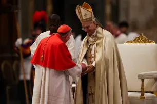 Pave Leo XIV hilser på en kardinal i St. Paul utenfor murene