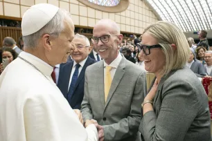 Pave Leo XIV hilser på John Allen og Elise Allen