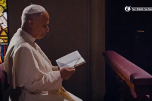 Pave Leo XIV ber med Bibelen i januar 2026