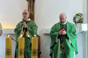 Biskop Erik Varden og pater Rafał Ochojski ved alteret i Vår Frue domkirke i Tromsø
