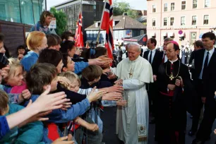 Pave Johannes Paul II hilser på barn utenfor St. Sunniva skole i Oslo
