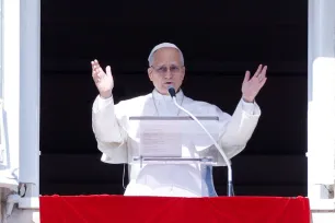 Pave Frans ber angelus fra balkongen i Det apostoliske palass. 
