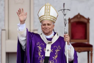 Pave Leo XIV i mitra og messeklær hilser