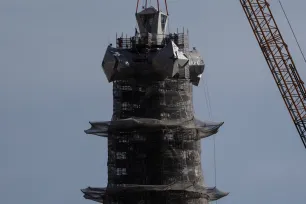  MONTERES: En kran løfter opp den øverste armen av korset på Jesus Kristus-tårnet – det høyeste tårnet på Sagrada Familia i Barcelona. Foto: REUTERS/Nacho Doce 