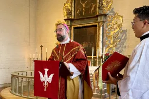 Biskop Fredrik Hansen preker i Hole kirke under olsokvalfarten 2025. 