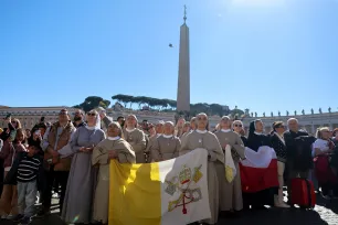 Ordenssøstre på Petersplassen under pavens angelus