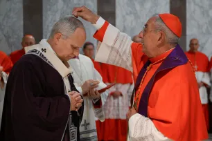 En kardinal strør aske over hodet til pave Leo XIV