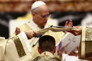 Pave Leo XIV ber idet en evangeliebok holdes over hodet på en kandidat til bispevielse