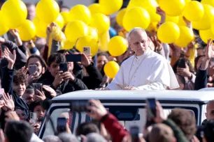 Pave Leo XIV i pavebilen på Petersplassen