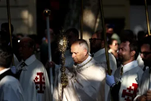Pave Leo XIV bærer en monstrans i prosesjon