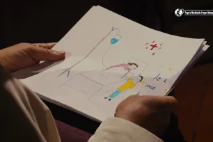 Pave Leo XIV holder barnetegninger