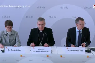 Biskop Heiner Wilmer, Beate Gilles og Matthias Kopp på en pressekonferanse