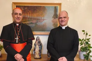 Kardinal Fernández og pater Pagliarani