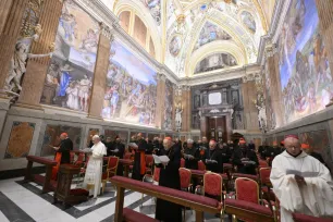 Pave Leo XIV, biskop Erik Varden og kardinaler ber sammen i Det paulinske kapell