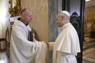 Biskop Erik Varden hilser på pave Leo XIV