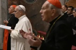 Pave Leo XIV og kardinaler ber sammen