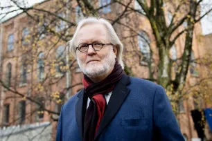 Portrett av prof. Øivind Varkøy ute en høstdag.  