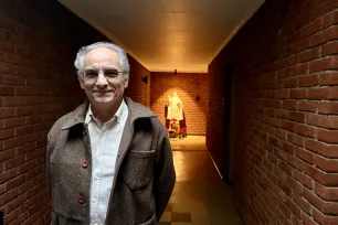 Fr. Didier Pentecôte foran St. Dominikus klosters statue av St. Dominikus. 