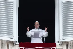 Pave Leo hilser de troende ved angelus 15. mars 2026. 