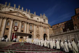 Biskoper på vei inn i Peterskirken