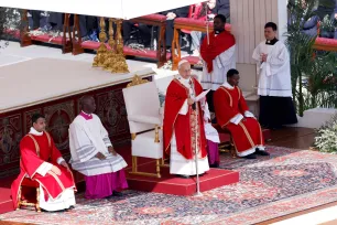 Pave Leo preker på Petersplassen palmesøndag 2026.