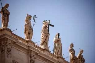 Statuer av Jesus og apostlene på Peterskirkens fasade