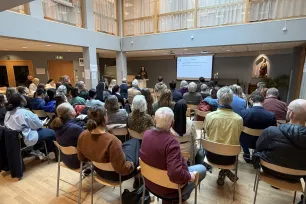 Mariagårdens storsal fylt av deltakere på sosiallæreseminaret