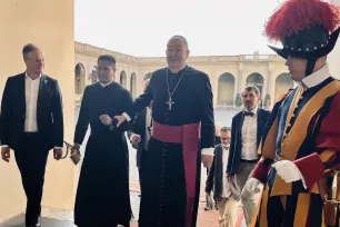 Biskop Bernt Eidsvig påvei inn til audiens med pave Frans i 2023. 