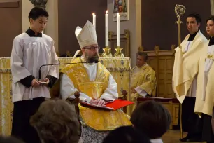 Biskop Fredrik i koret under høymessen på norsk søndag 12. april. 