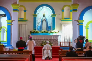 Pave Leo XIV ber foran en statue av Vår Frue i Angola