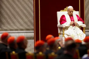 Pave Leo ber rosenkransen for fred i Peterskirken. 