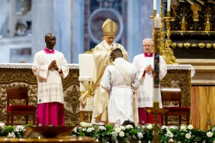 Pave Leo ordinerer en prest i Peterskirken på Kallssøndag 2026. 