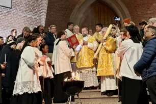 Påskevigilien 4. april 2026 – bisko Fredrik med følge på St. Olav domkirkes trapp. 