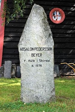 250px-Absalon_Pedersson_Beyer_stone,_Vangen_kirke,_Aurland,_July_2009.jpg